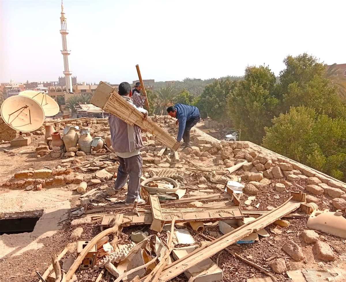 جانب من ازالة العشش من اعلي العقارات