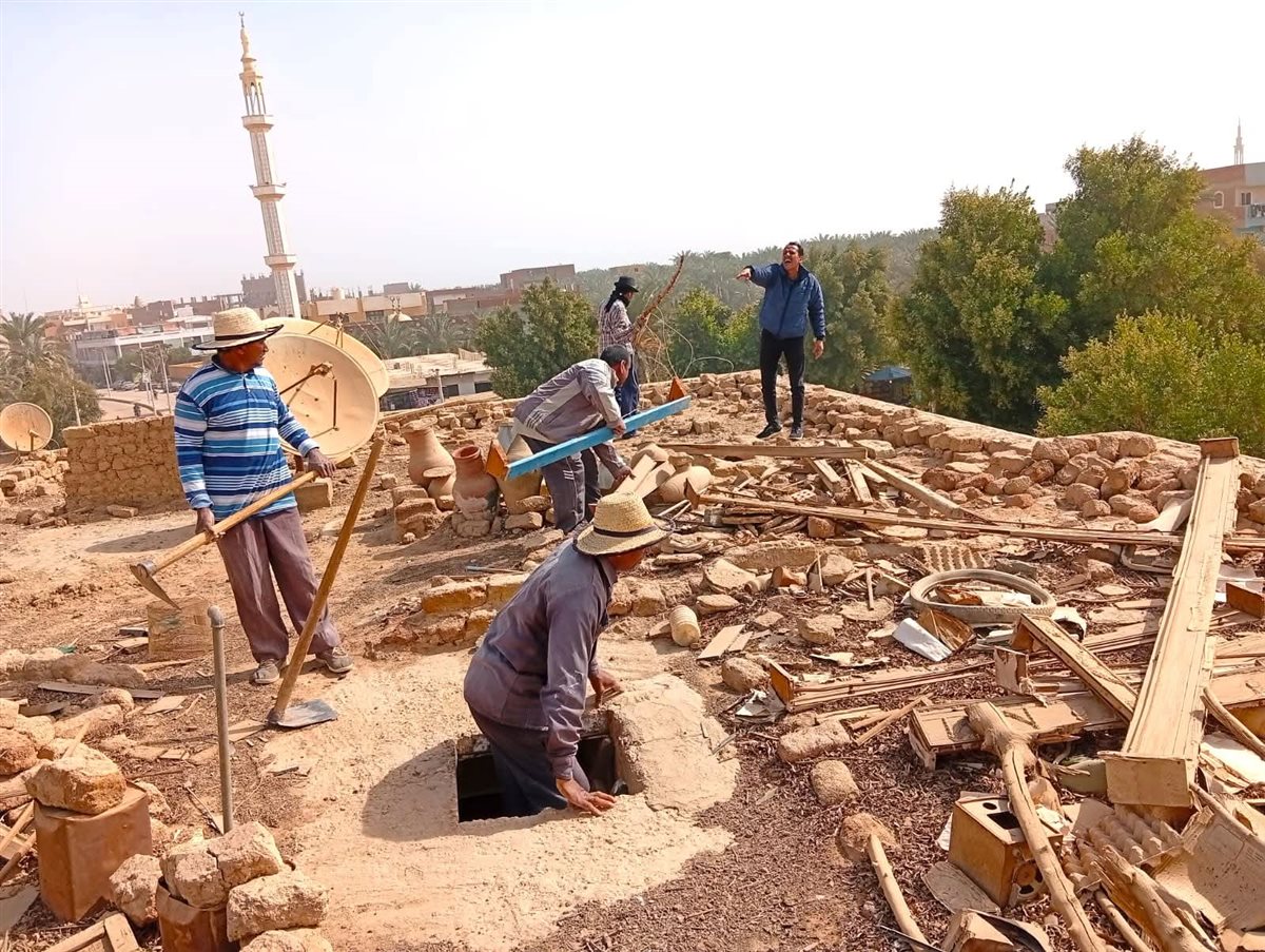 جانب من ازالة العشش من اعلي العقارات
