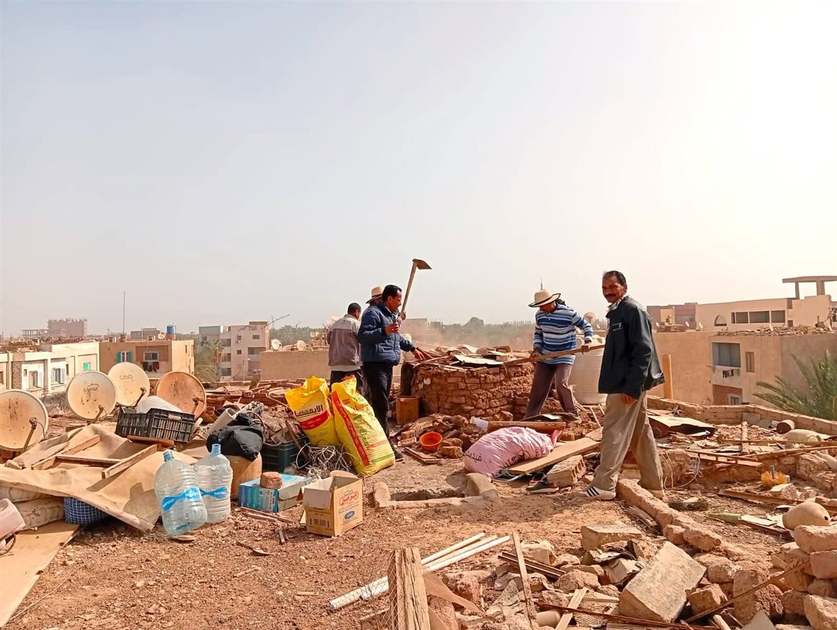 جانب من ازالة العشش من اعلي العقارات