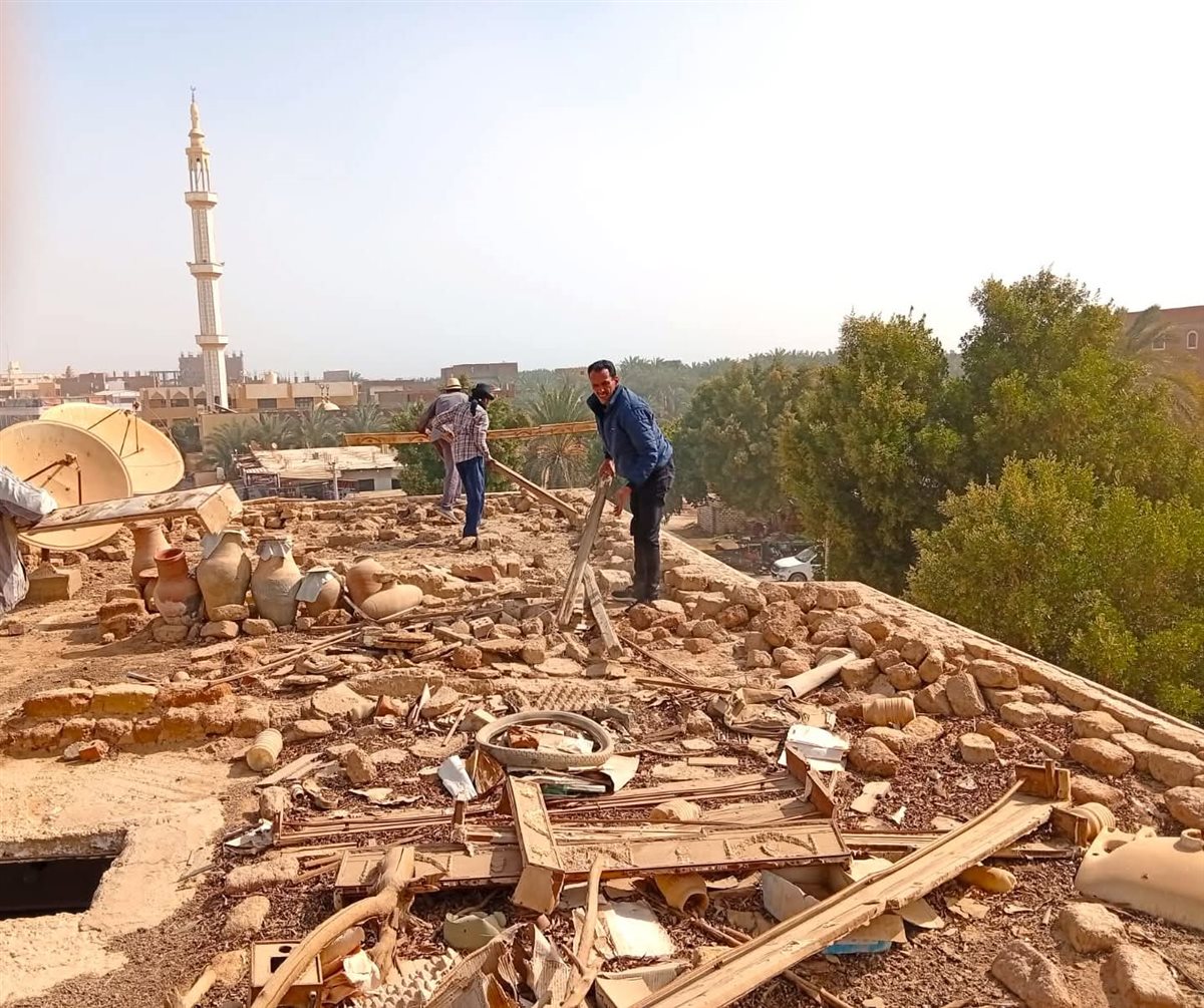 جانب من ازالة العشش من اعلي العقارات