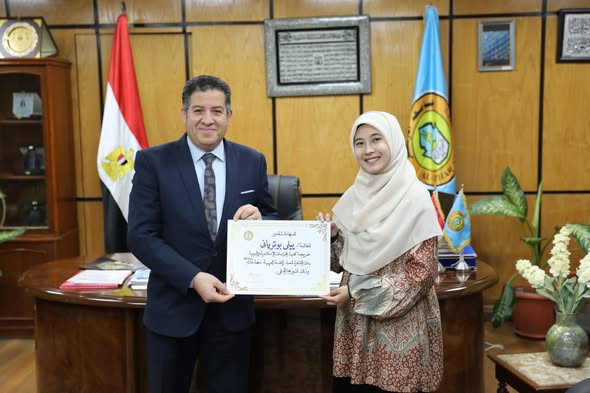 جامعة الأزهر تكرِّم الطالبة الإندونيسية ييلي بوترياني