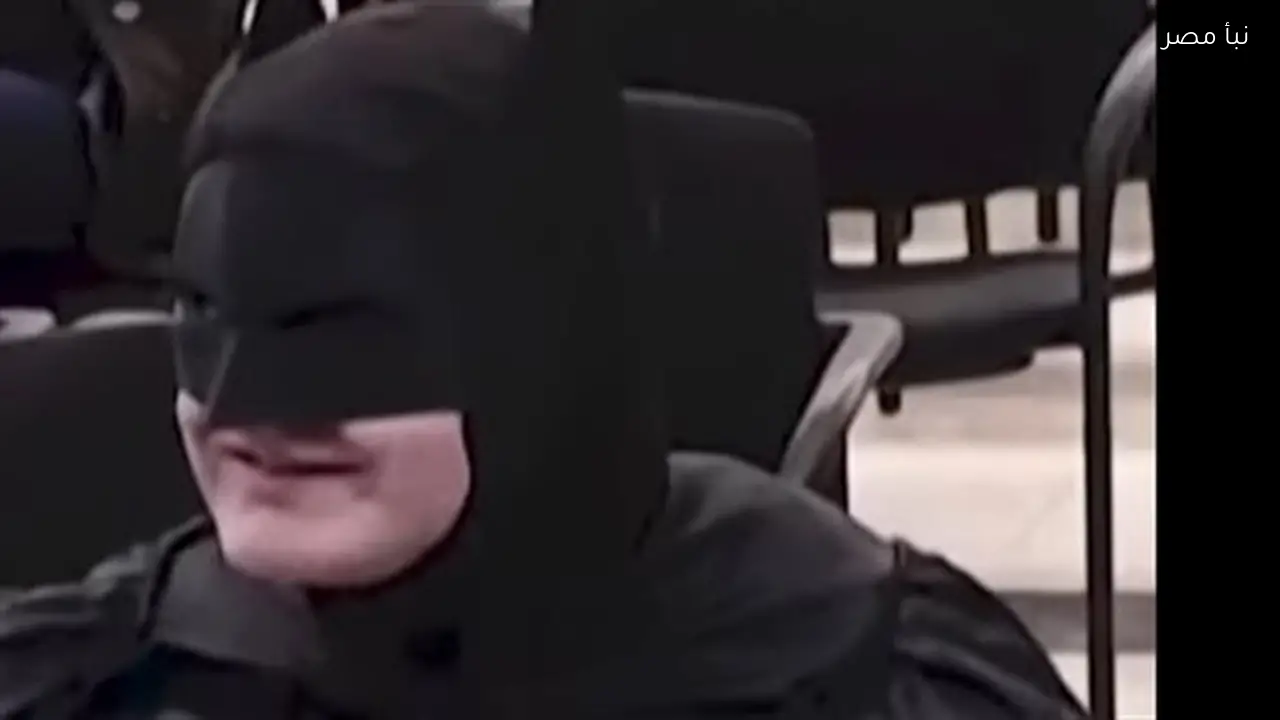 باتمان يقتحم اجتماعًا رسميًا في كاليفورنيا ويهاجم السلطات المحلية مطالبًا بتحرك عاجل