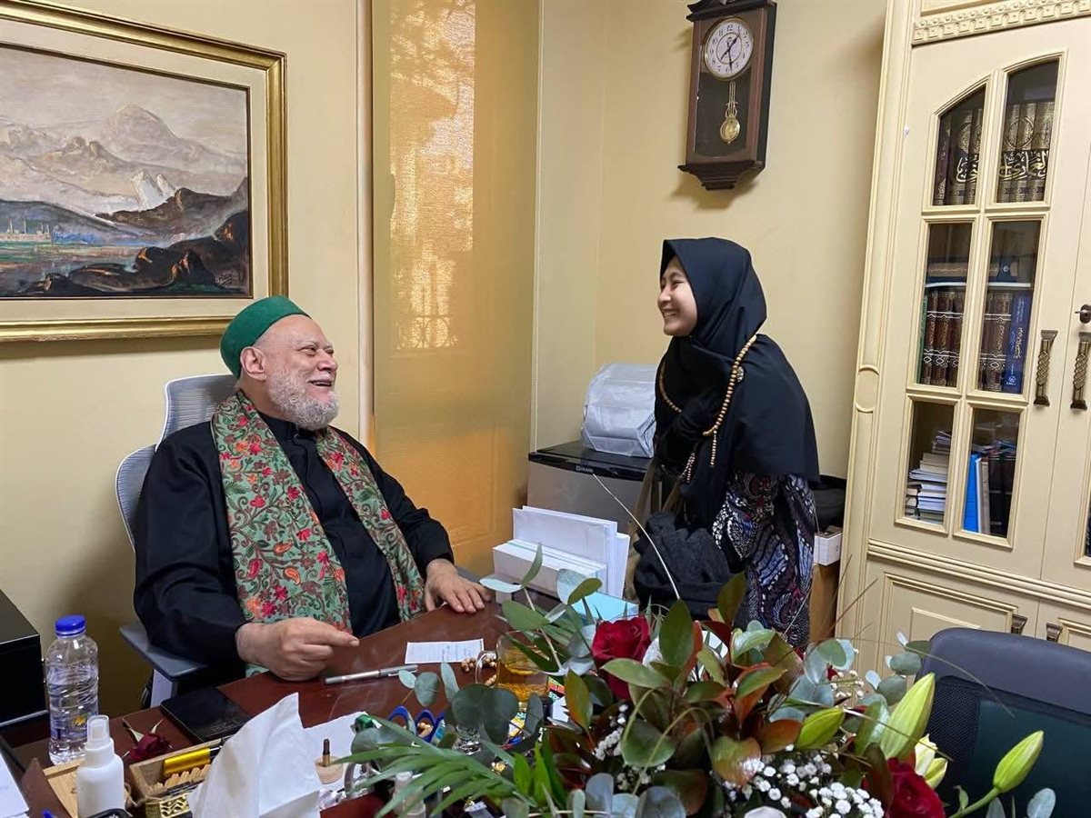 علي جمعة: التقيت الطالبة الإندونيسية ييلي فوجدت في حديثها وحضورها مثالًا حيًّا لما نرجوه من طالب العلم
