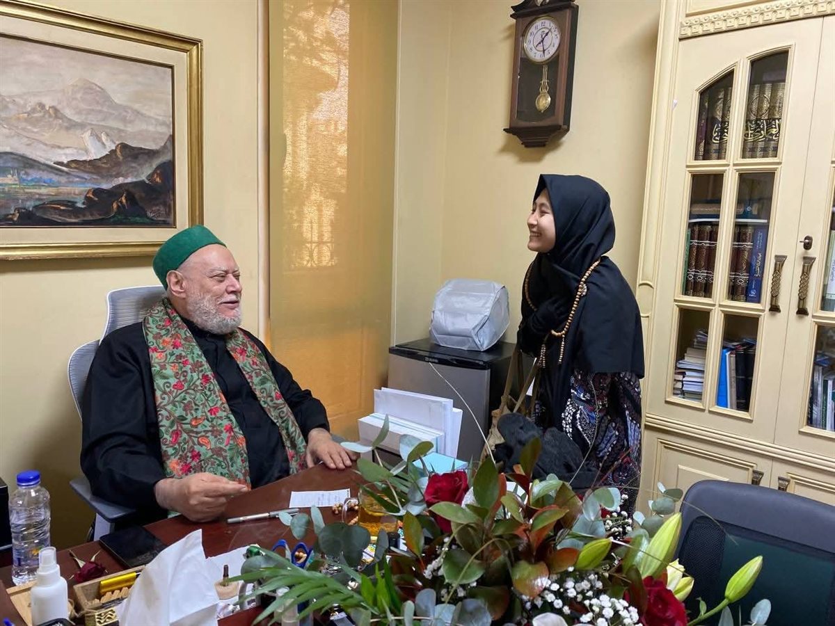 علي جمعة: التقيت الطالبة الإندونيسية ييلي فوجدت في حديثها وحضورها مثالًا حيًّا لما نرجوه من طالب العلم