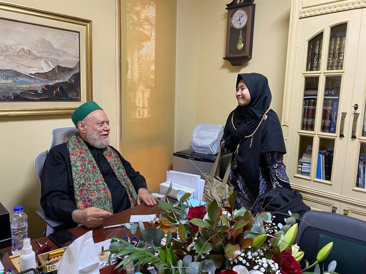 علي جمعة: التقيت الطالبة الإندونيسية ييلي فوجدت في حديثها وحضورها مثالًا حيًّا لما نرجوه من طالب العلم