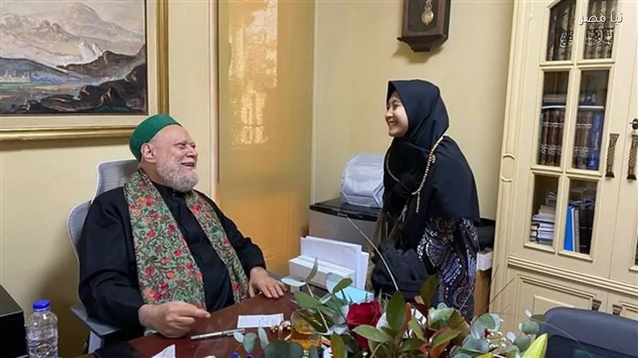 علي جمعة يشيد بالطالبة الإندونيسية ييلي كمثال حي لما نرجوه من طالب العلم بعد حديثها المؤثر عن مصر والأزهر