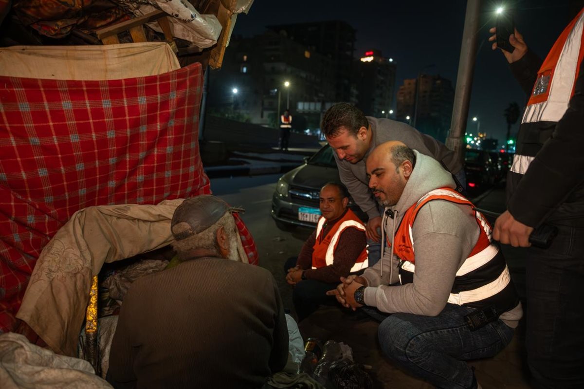 التضامن تكثف الحملات الليلية لإنقاذ مواطنين بلا مأوى.. ونقل ثلاث حالات بمنطقة مصر الجديدة لمجمع رعاية