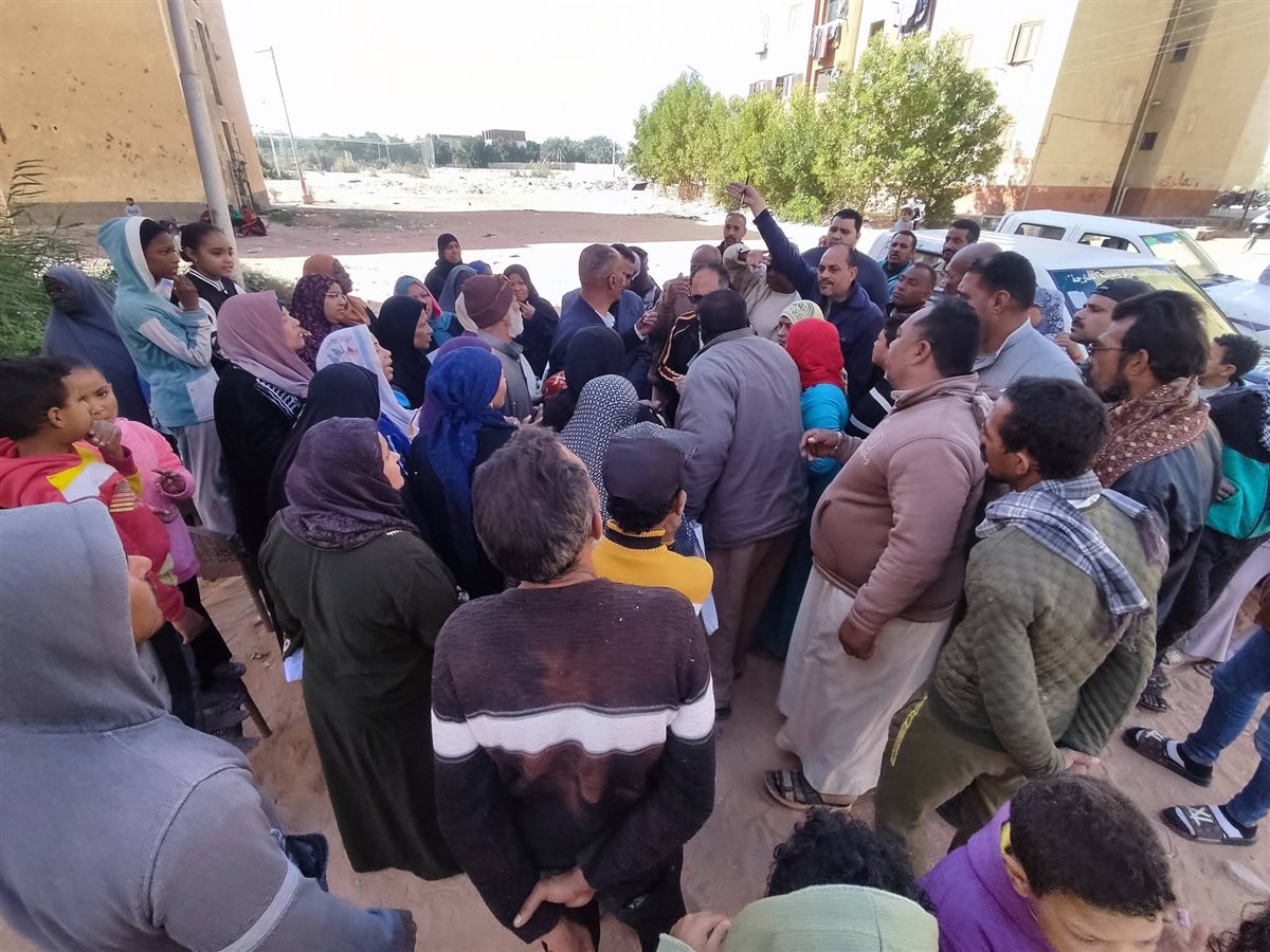 جانب من لقاء رئيس مركز الخارجة باهالي حي الاولي بالرعاية