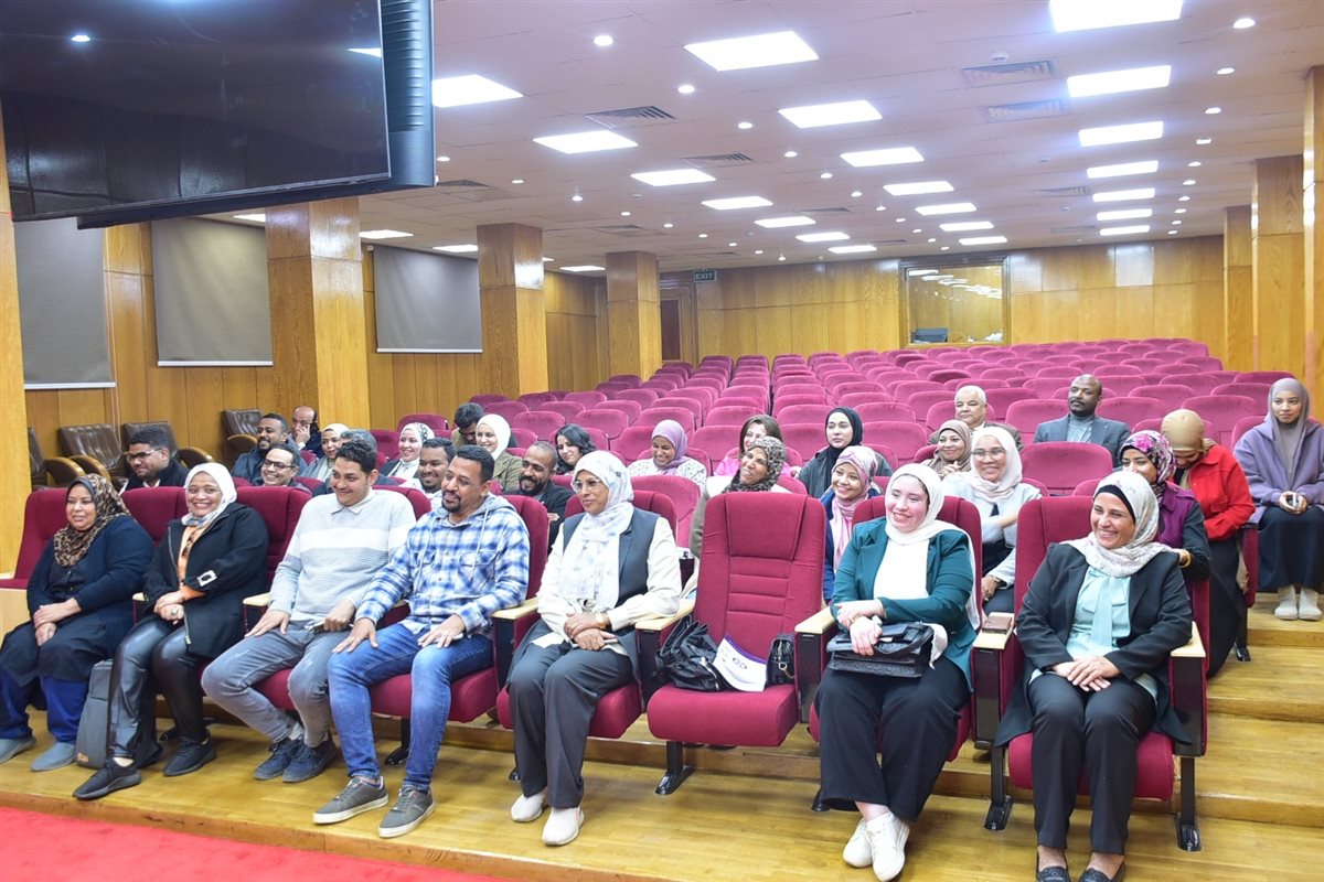 محافظ الأقصر يكرم موظفي المحافظة