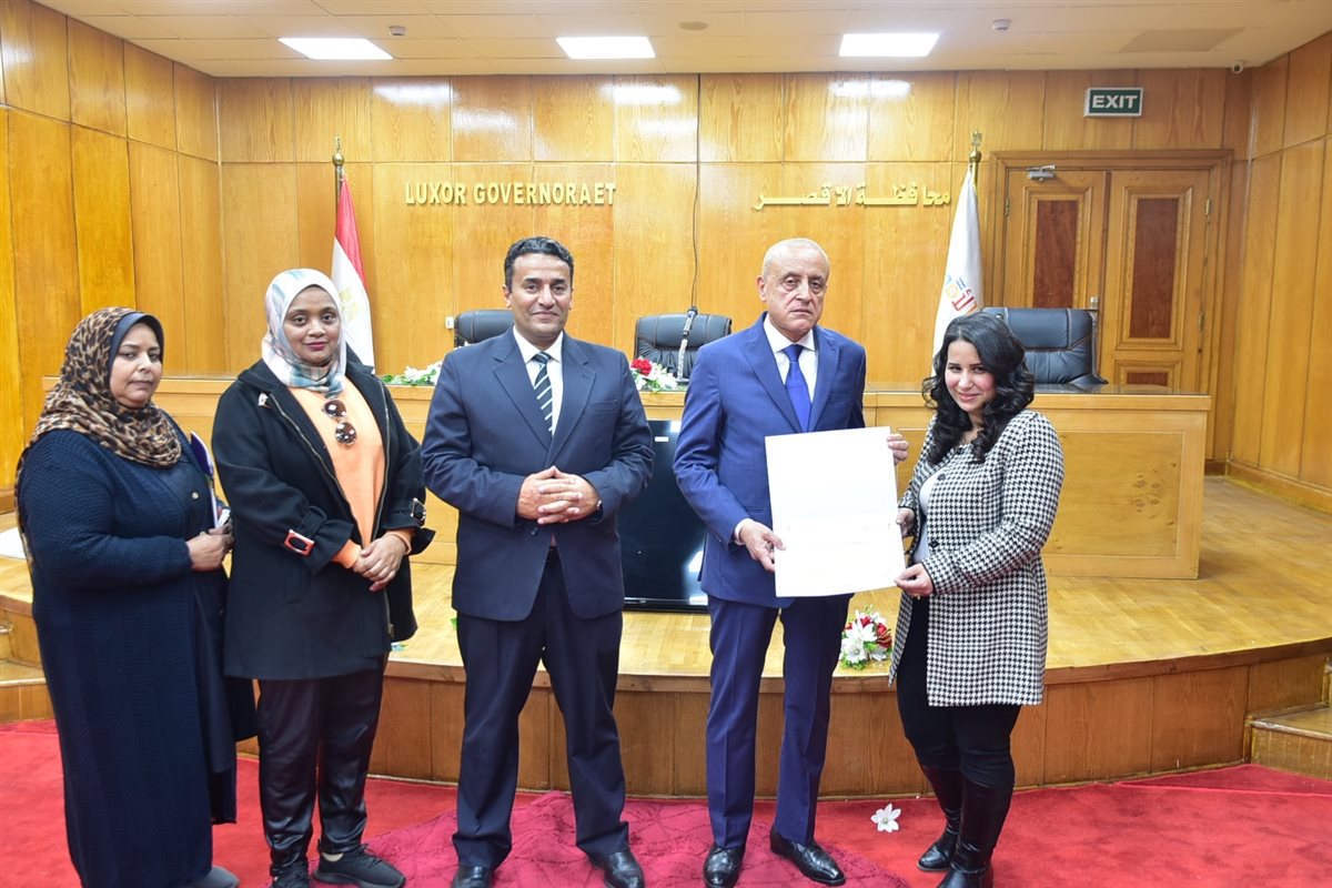 محافظ الأقصر يكرم موظفي المحافظة