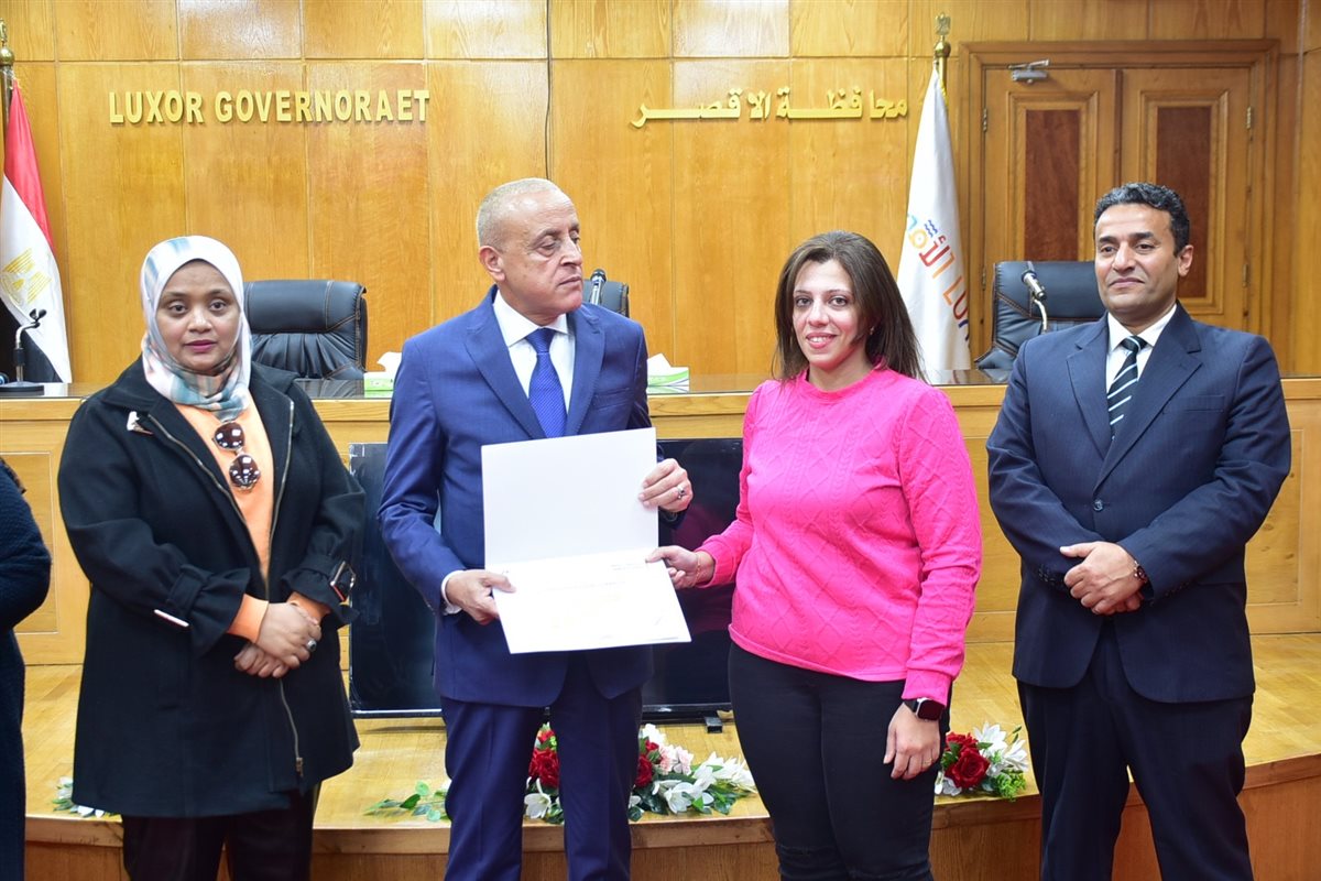 محافظ الأقصر يكرم موظفي المحافظة