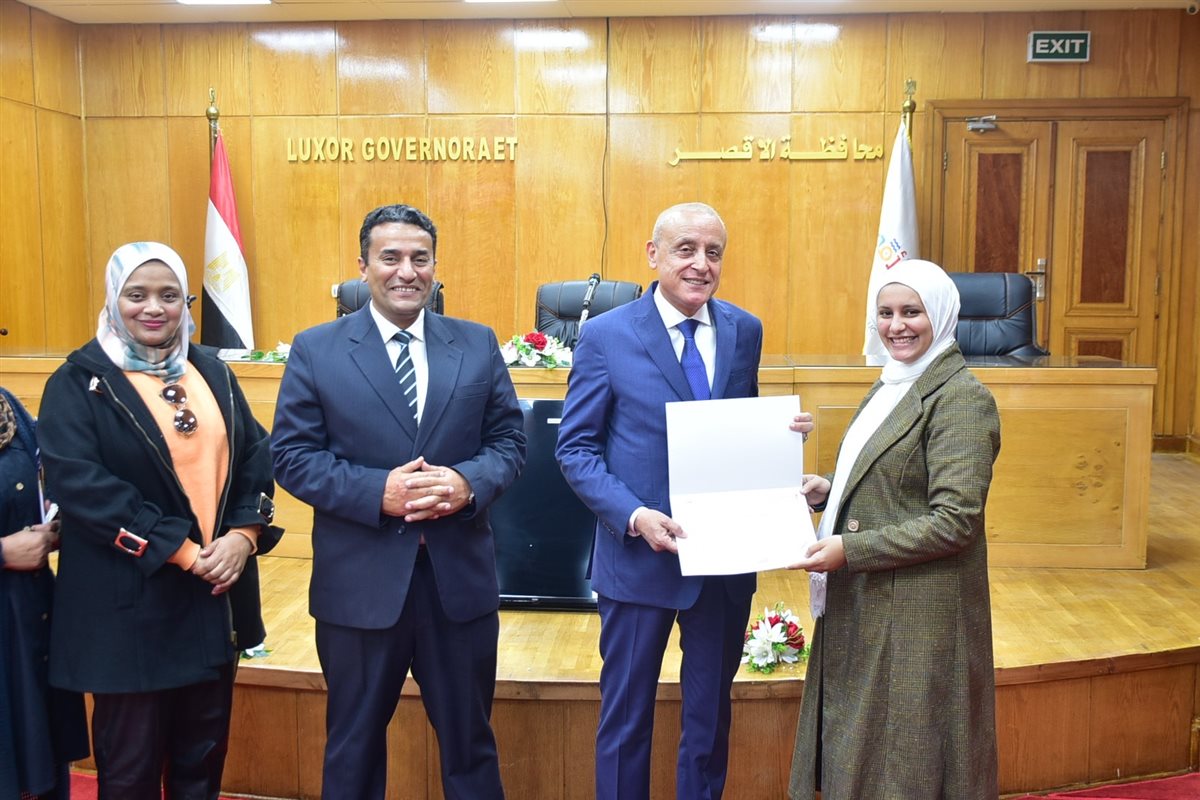 محافظ الأقصر يكرم موظفي المحافظة