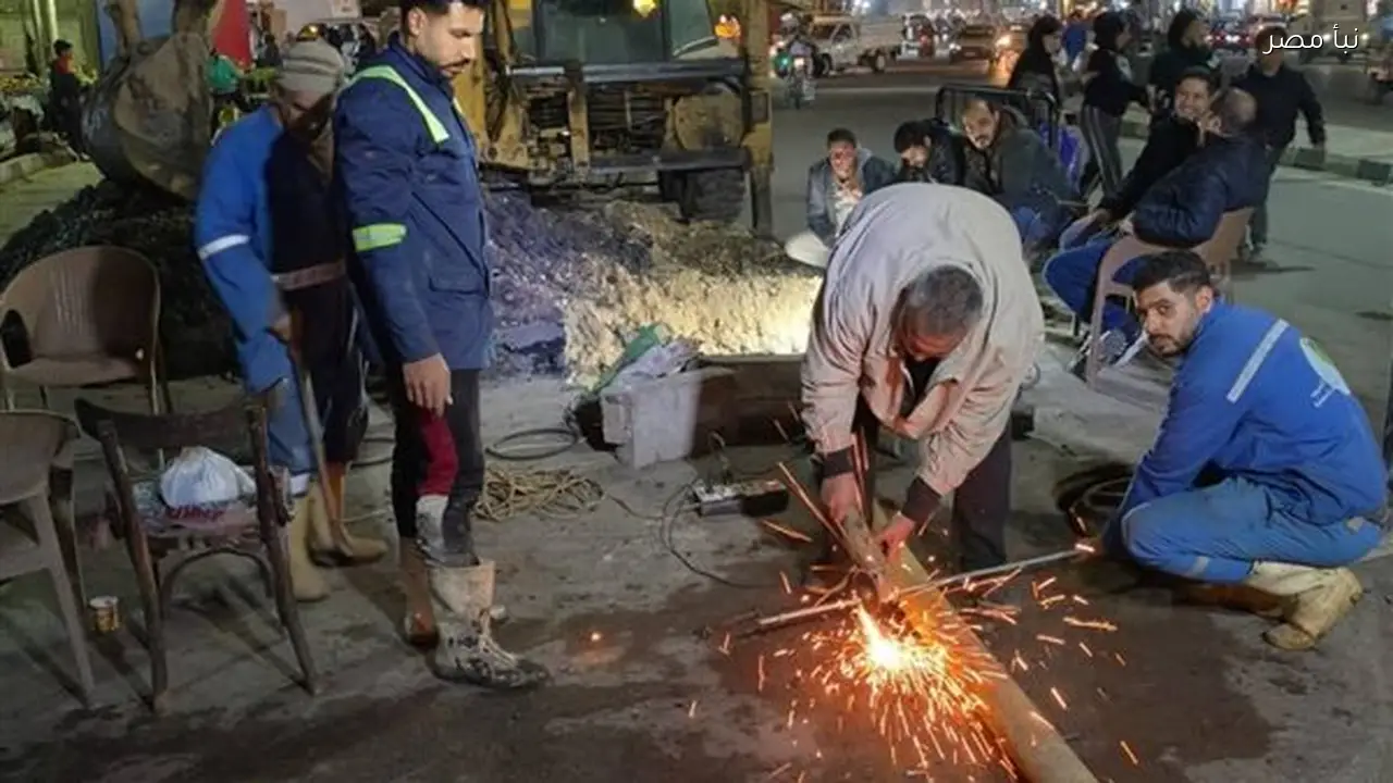 إصلاح كسر بخط الطرد العمومي بشارع الجلاء غرب المنصورة استجابة لشكاوى المواطنين