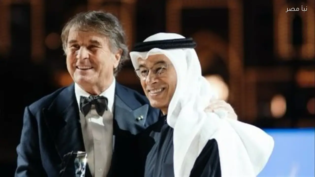 مصمم الأزياء الإيطالي كوتشينيللي يعبر عن شكره لمحمد العبار بعد حصوله على جائزة الموضة المتميزة في أجواء خليجية فاخرة