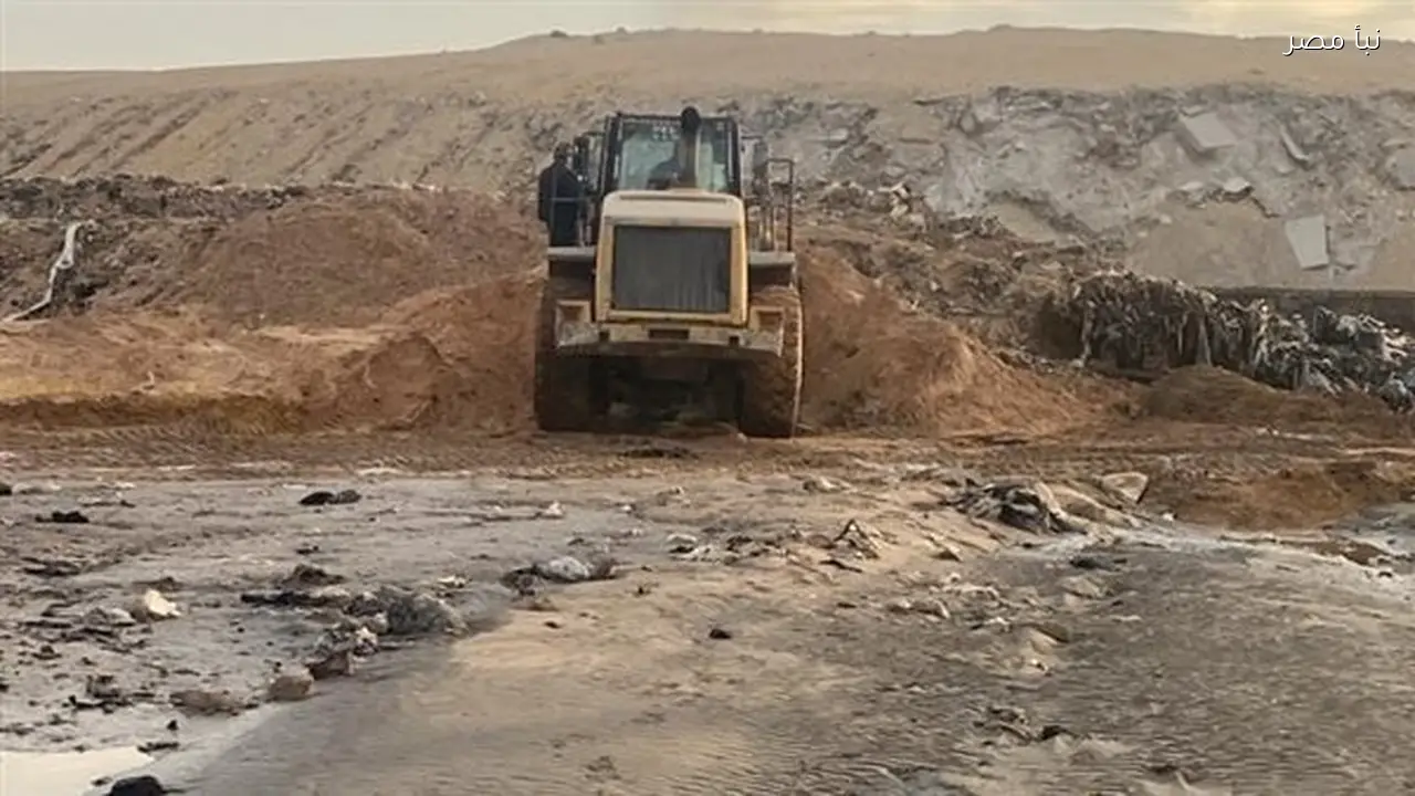 إرسال معدات ولوادر لإصلاح ماسورة صرف صحي أمام معرض الكتاب