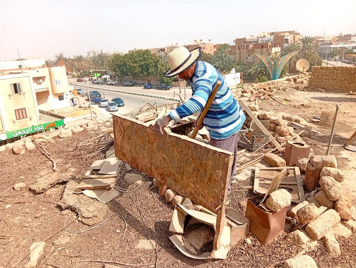 جانب من ازالة العشش من اعلي العقارات