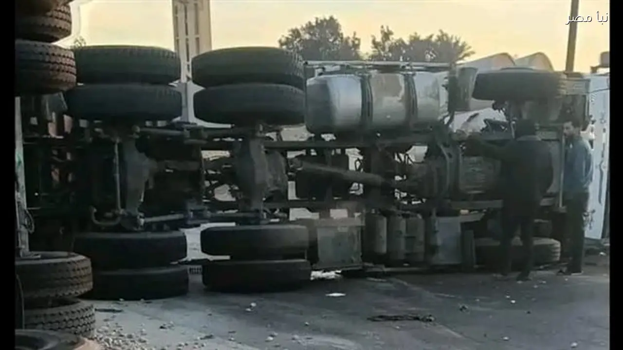 انقلاب سيارة نقل ثقيل تحت كوبري سيراميكا في الشرقية