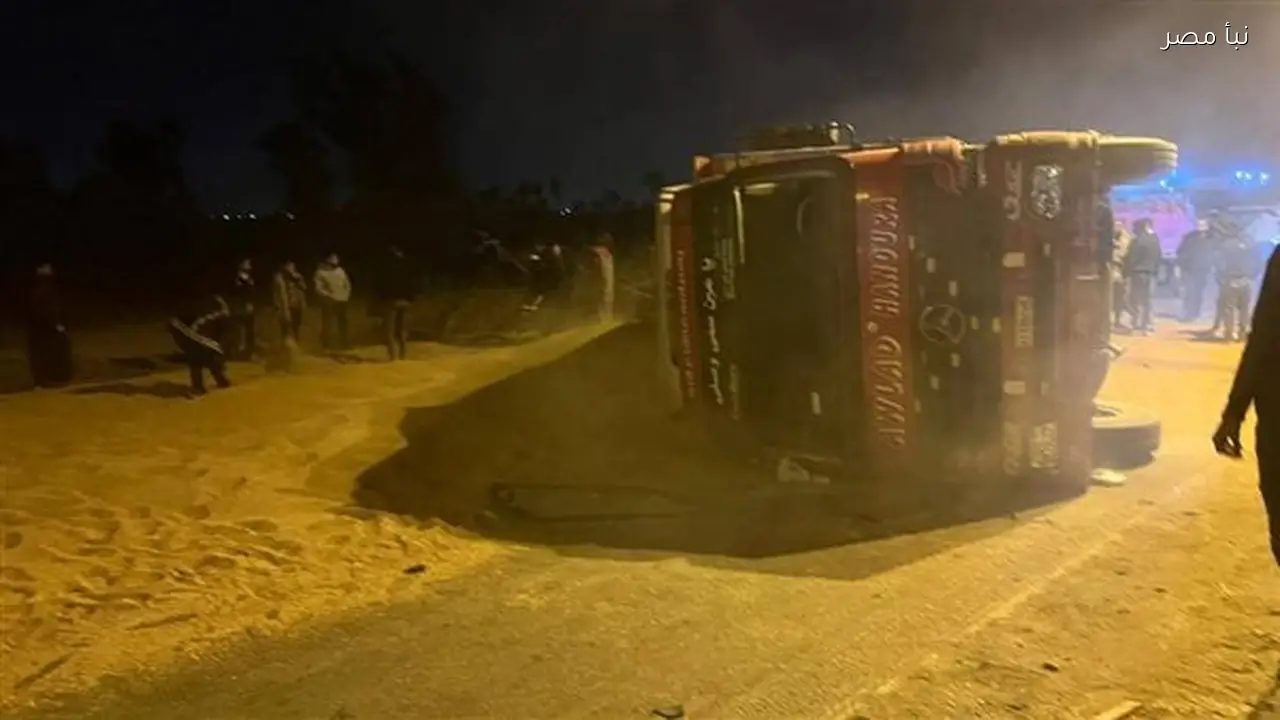 انقلاب سيارة نقل محملة بالأرز على الطريق الزراعي في البحيرة دون تسجيل إصابات