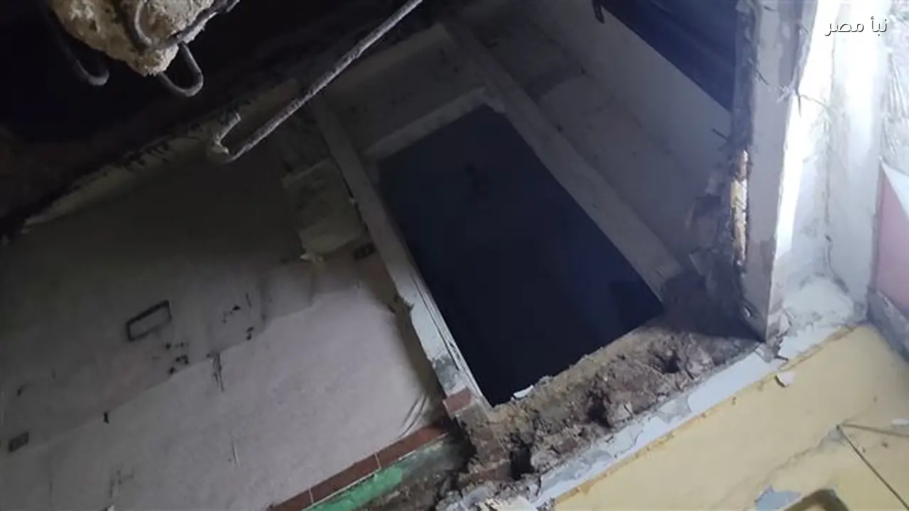 انهيار منزل مكون من طابقين في قنا بعد إخلائه بلحظات ويؤكد السكان أن العناية الإلهية أنقذتهم
