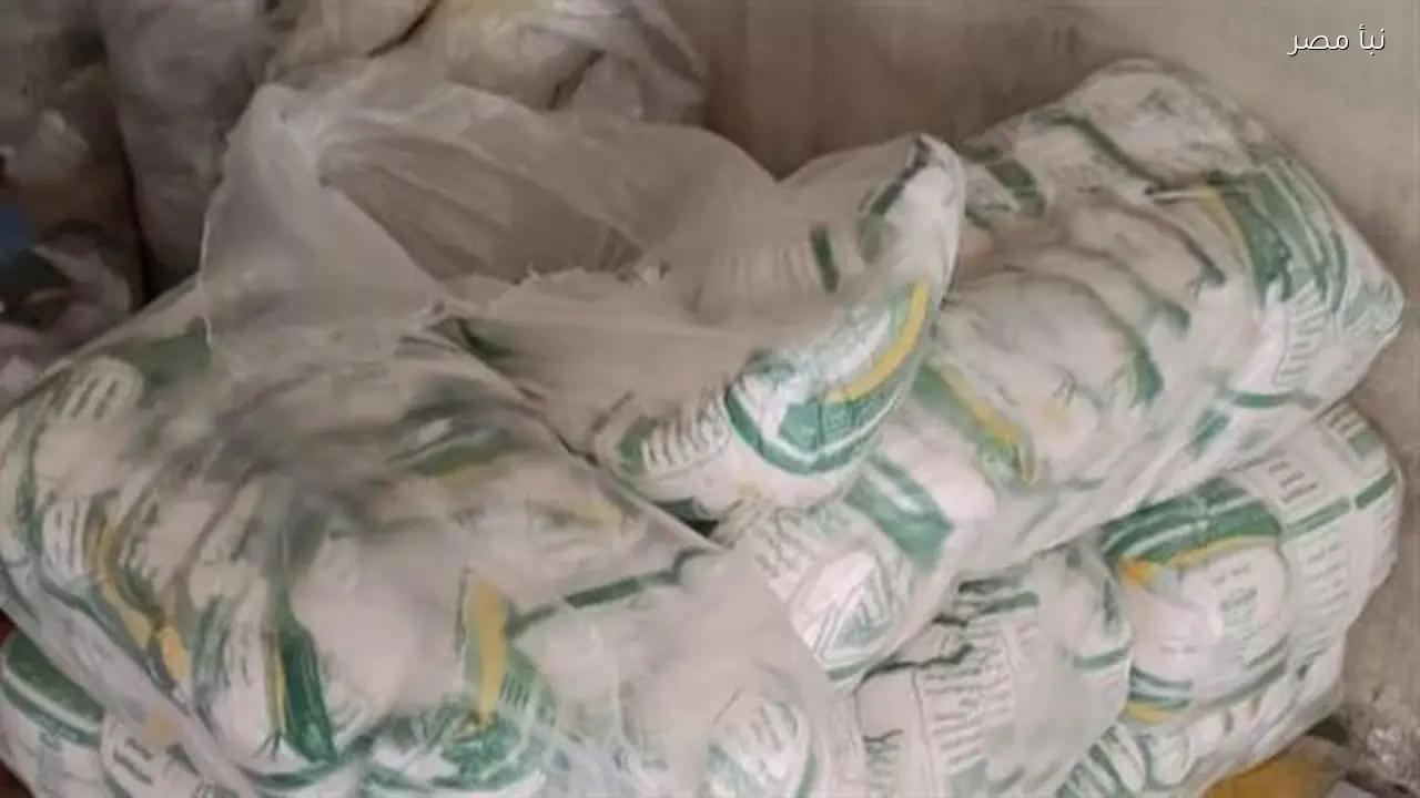 تموين المنتزه بالإسكندرية يحرر محضرًا ضد بقال تمويني بتصرفه في طن سكر مدعم وألف زجاجة زيت