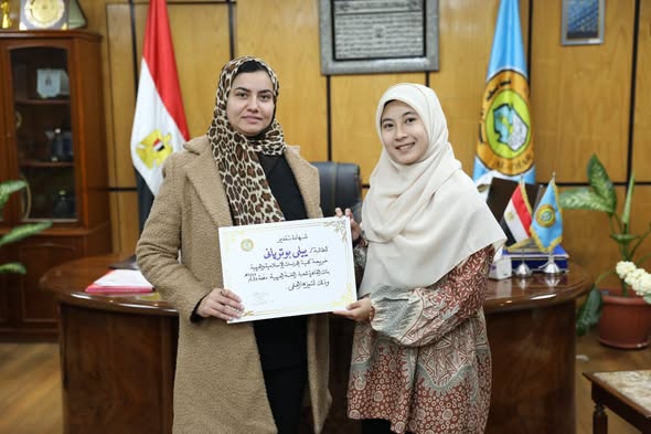 جامعة الأزهر تكرِّم الطالبة الإندونيسية ييلي بوترياني