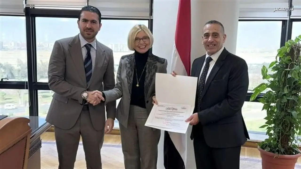 رئيس سلطة الطيران المدني يكرّم المشاركين في إعداد خطة مصر الوطنية للقطاع المقدمة للإيكاو