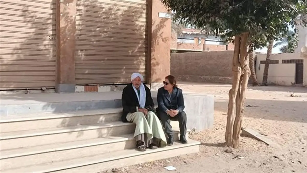 رئيسة حي المرج تبدأ جولتها الميدانية الأولى وتجلس بجوار كبار السن على الرصيف