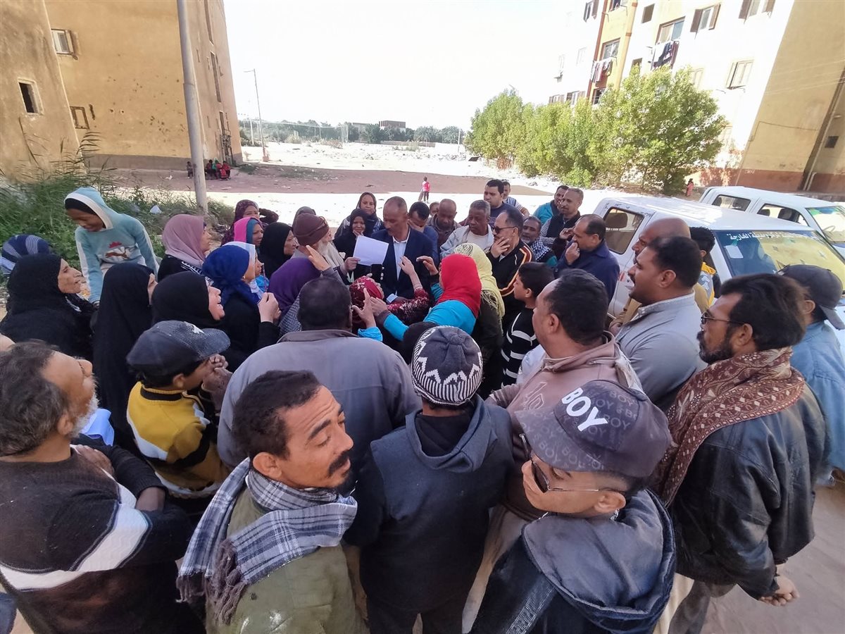 جانب من لقاء رئيس مركز الخارجة باهالي حي الاولي بالرعاية