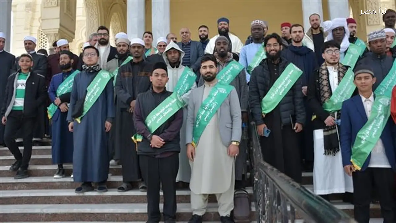 متسابقو بورسعيد الدولية لحفظ القرآن يؤدون صلاة الجمعة بمسجد السلام وينشدون في ساحة المسجد بحضور ممثلين من ثلاثين دولة