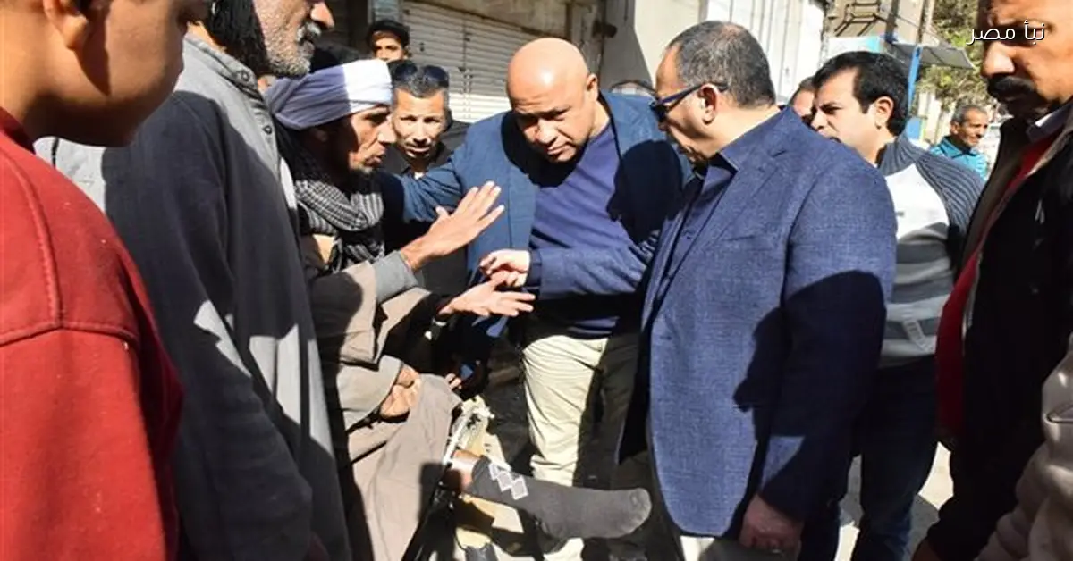 محافظ أسيوط يتفاعل مع مواطن خلال جولة ميدانية ويقدم له مساعدة إنسانية