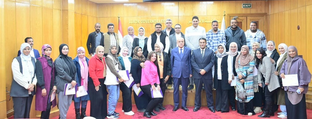 محافظ الأقصر يكرم موظفي المحافظة