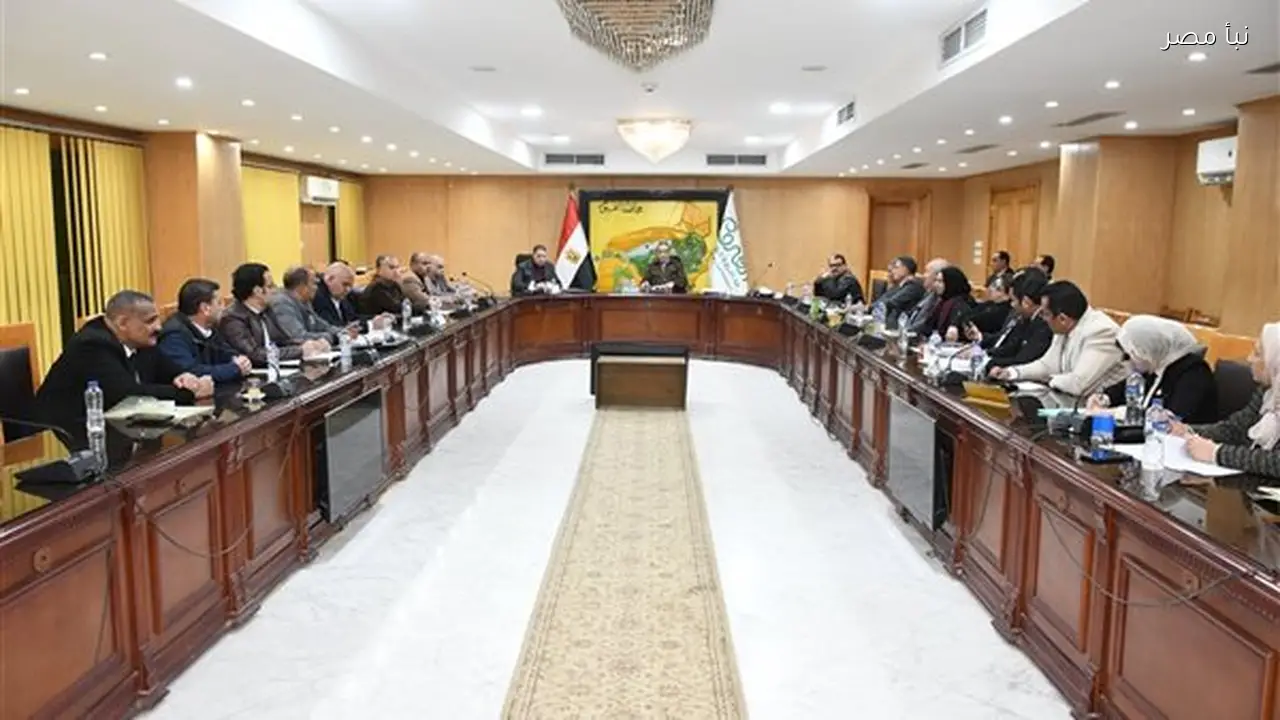 محافظ الفيوم يستعرض مشكلات المواقف والمرور والري ومياه الشرب والصرف الصحي