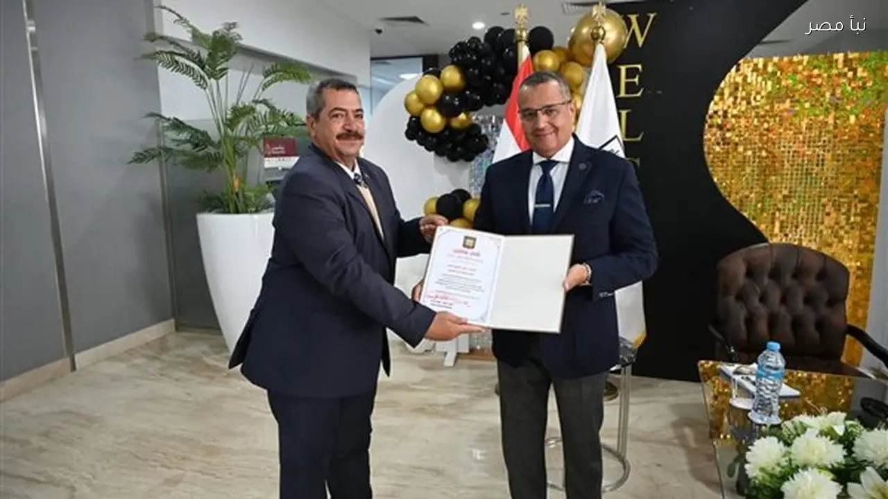 محافظ جنوب سيناء يكرم المشاركين في إعداد ملف مدينة شرم الشيخ الفائز بجائزة التميز الحكومي