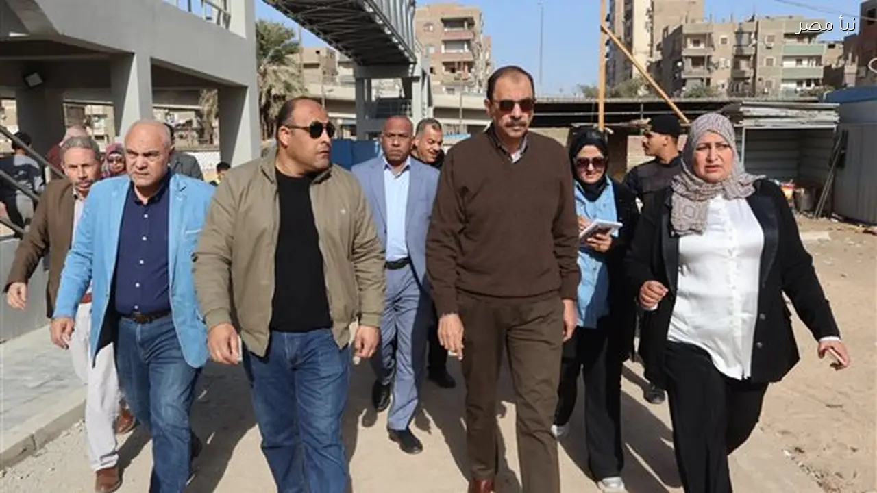 محافظ سوهاج يزور كوبري المشاة فوق مزلقان السكة الحديد في منطقة الثلاث كباري