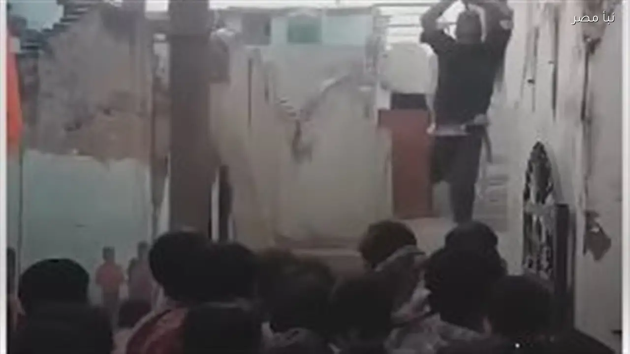 مسلم من ذوي الاحتياجات الخاصة يواجه هجوم حشد هندوسي على مسجد في نيبال