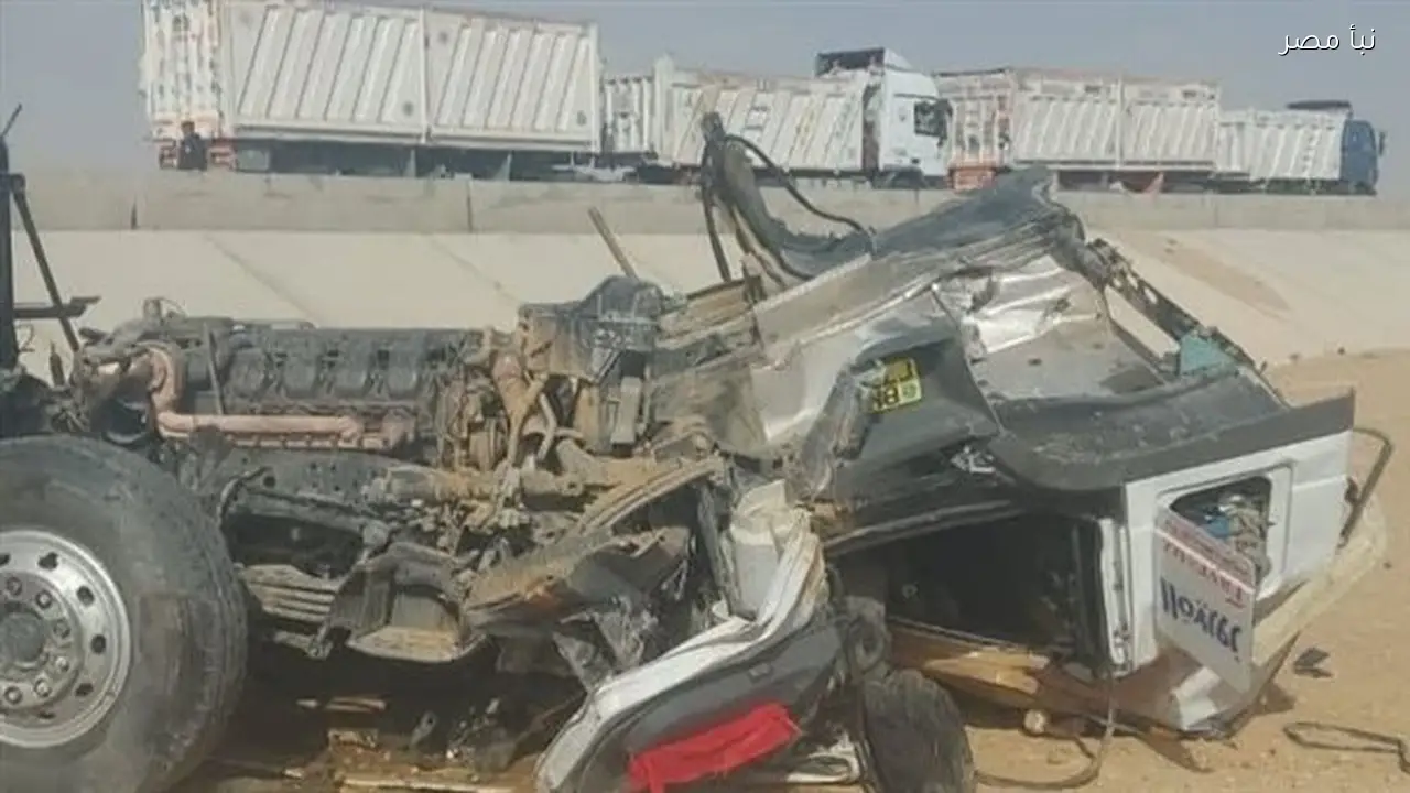 مصرع شخص وإصابة آخر في حادث انقلاب سيارة نقل على طريق السويس القاهرة