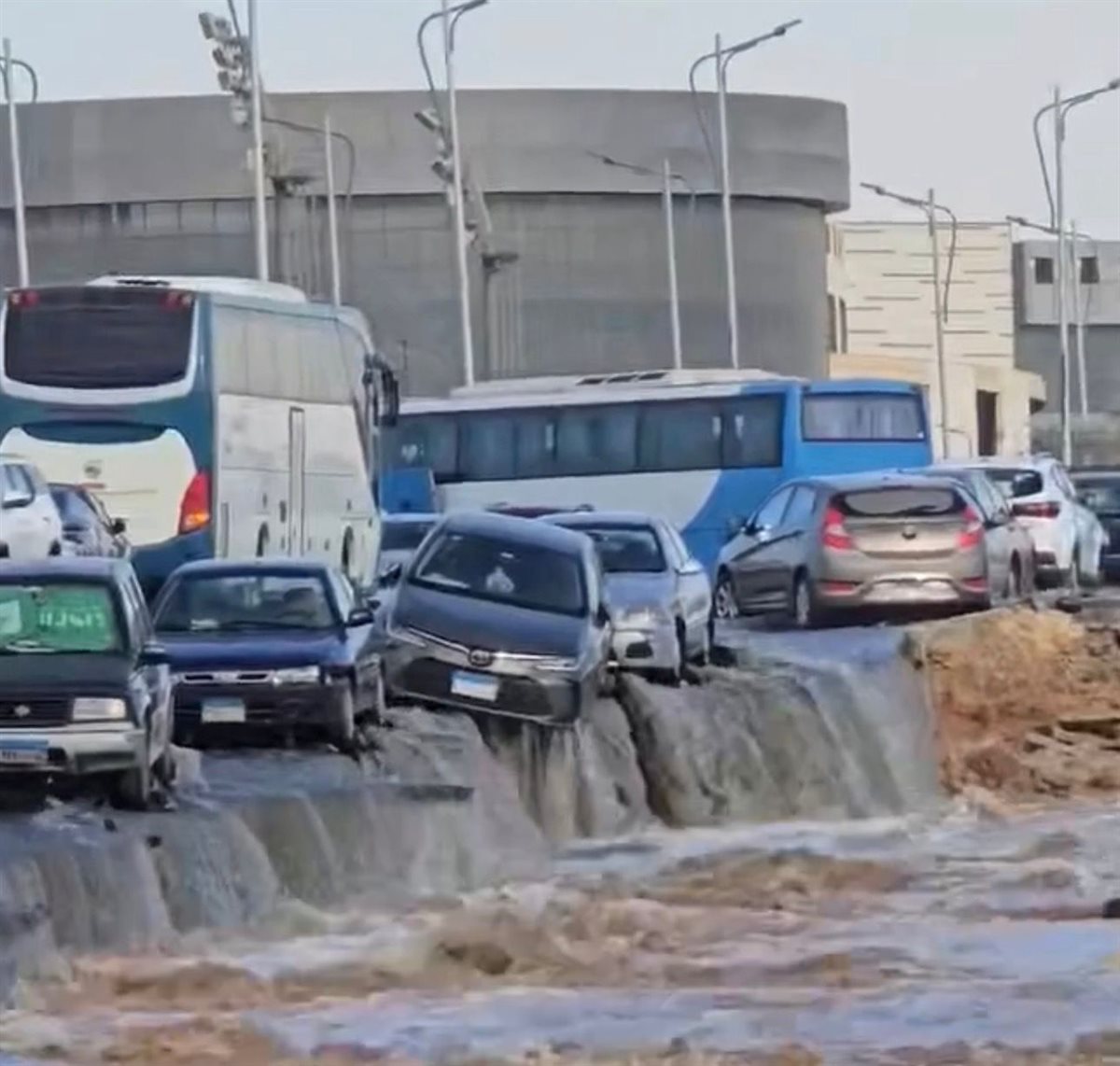 واقعة انفجار خط صرف صحي وغرق محور المشير