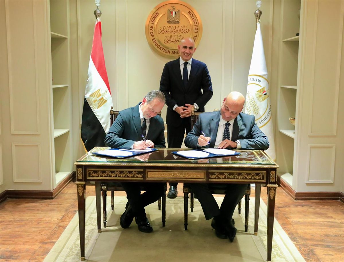 جانب من التوقيع