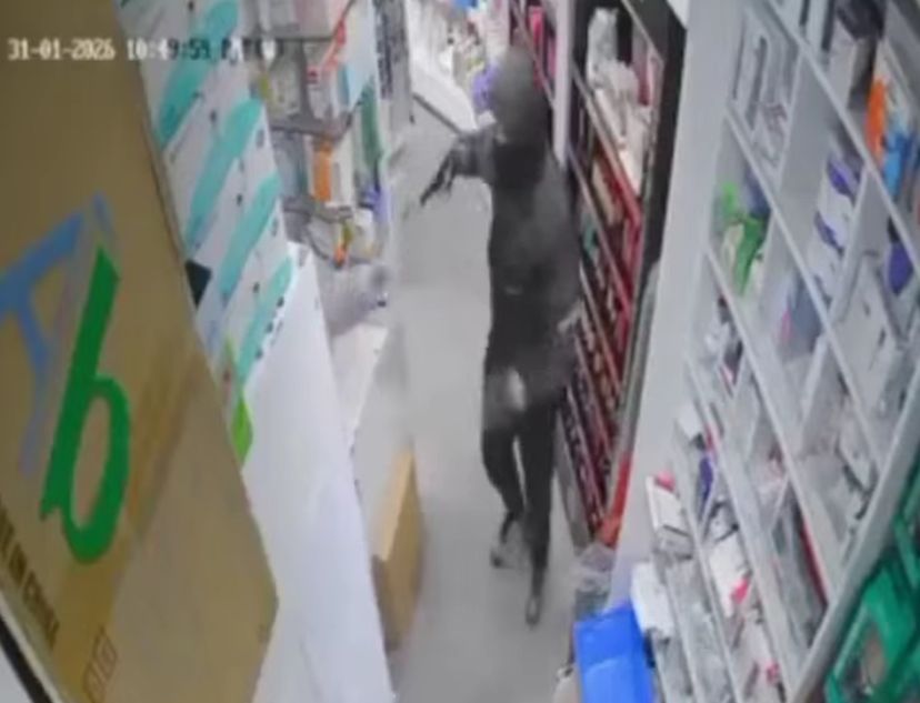 شخص مسلح يهدد صيدلي