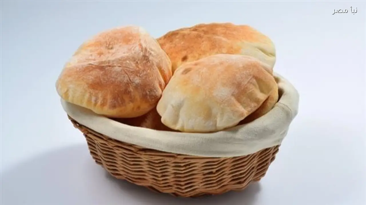 طريقة عمل الخبز العربي في المنزل بسهولة باستخدام الفرن والبوتاجاز