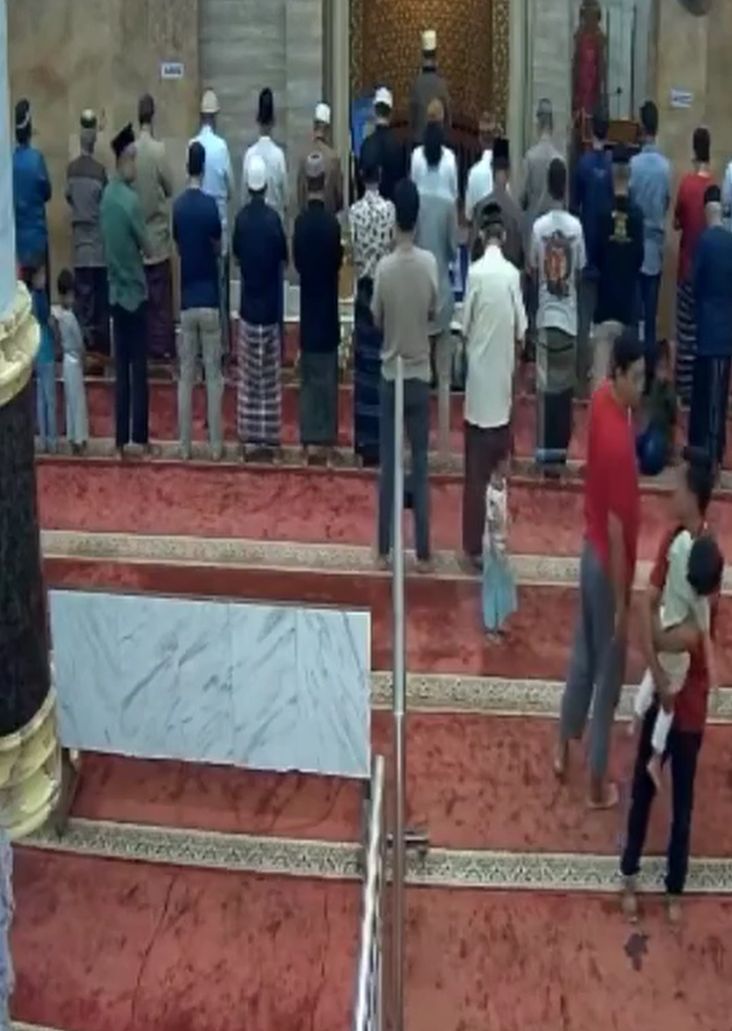 فيديو فتاتان في إندونيسيا يمزحان داخل المسجد أثناء الصلاة