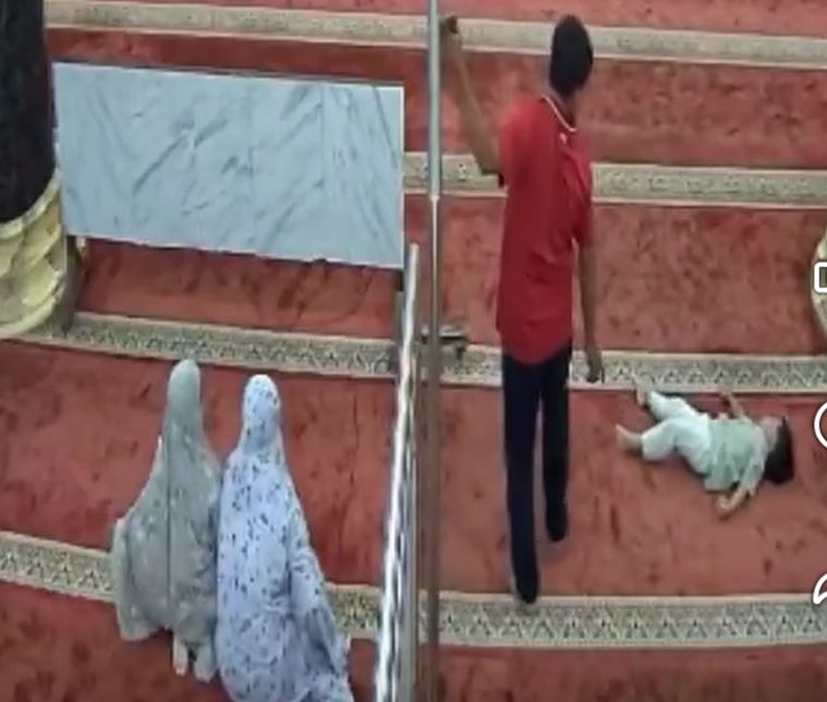 فيديو فتاتان في إندونيسيا يمزحان داخل المسجد أثناء الصلاة