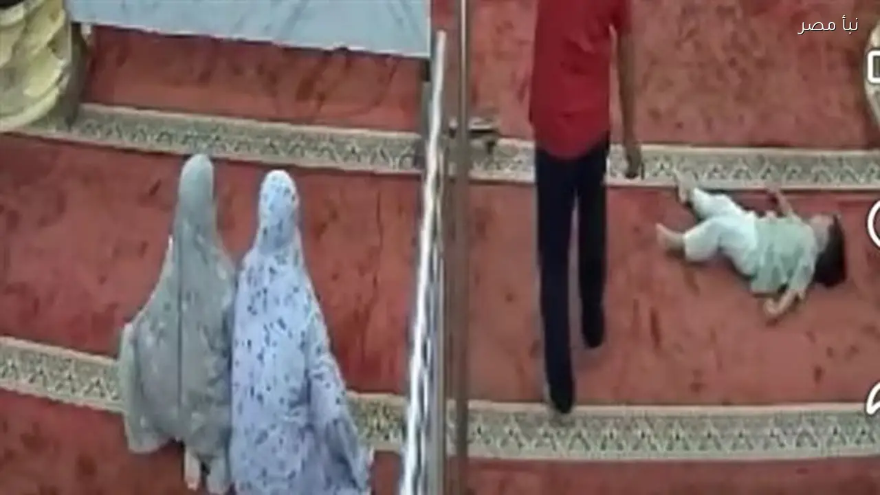 فتاتان تسقطان حاجز مصلى النساء على طفل في مسجد بإندونيسيا أثناء وقت الصلاة