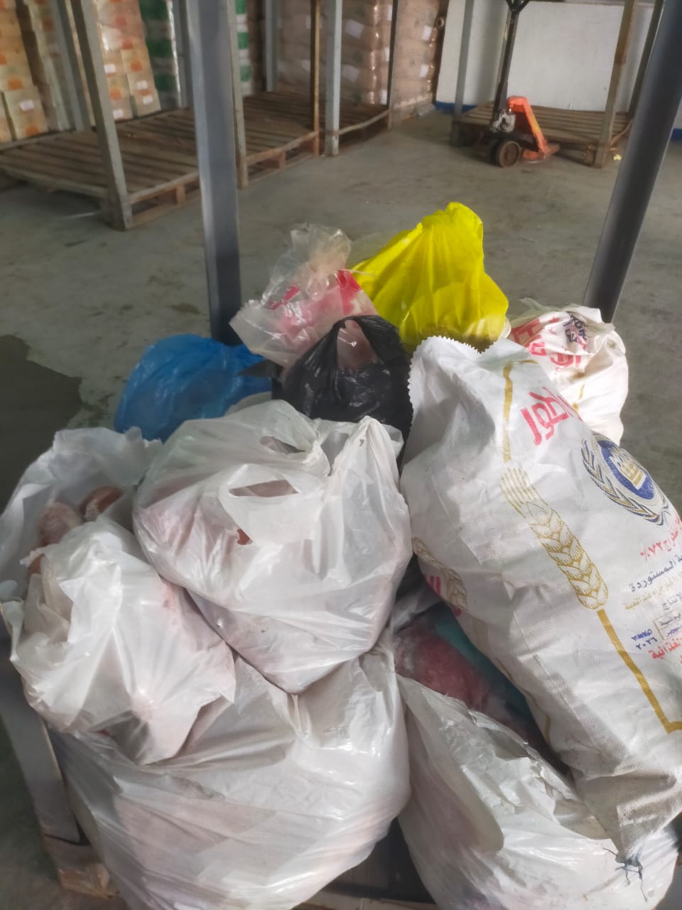 مصنعات ومقطعات اللحوم وهياكل الدواجن الفاسدة