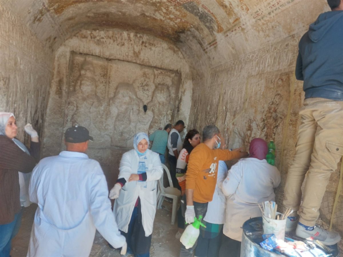 استمرار أعمال الترميم بمقصورة حتحور بمنطقة السرارية