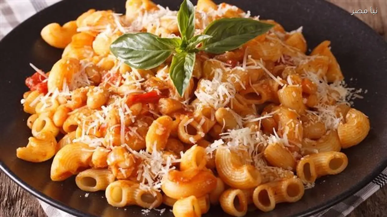 طريقة تحضير المكرونة المحمرة بمرقة الدجاج والصلصة الجاهزة في وعاء واحد