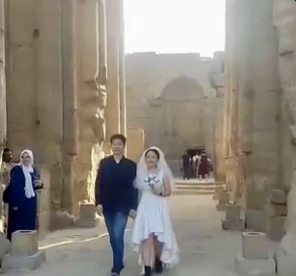 زفاف في أحضان معبد الأقصر لسائح صيني