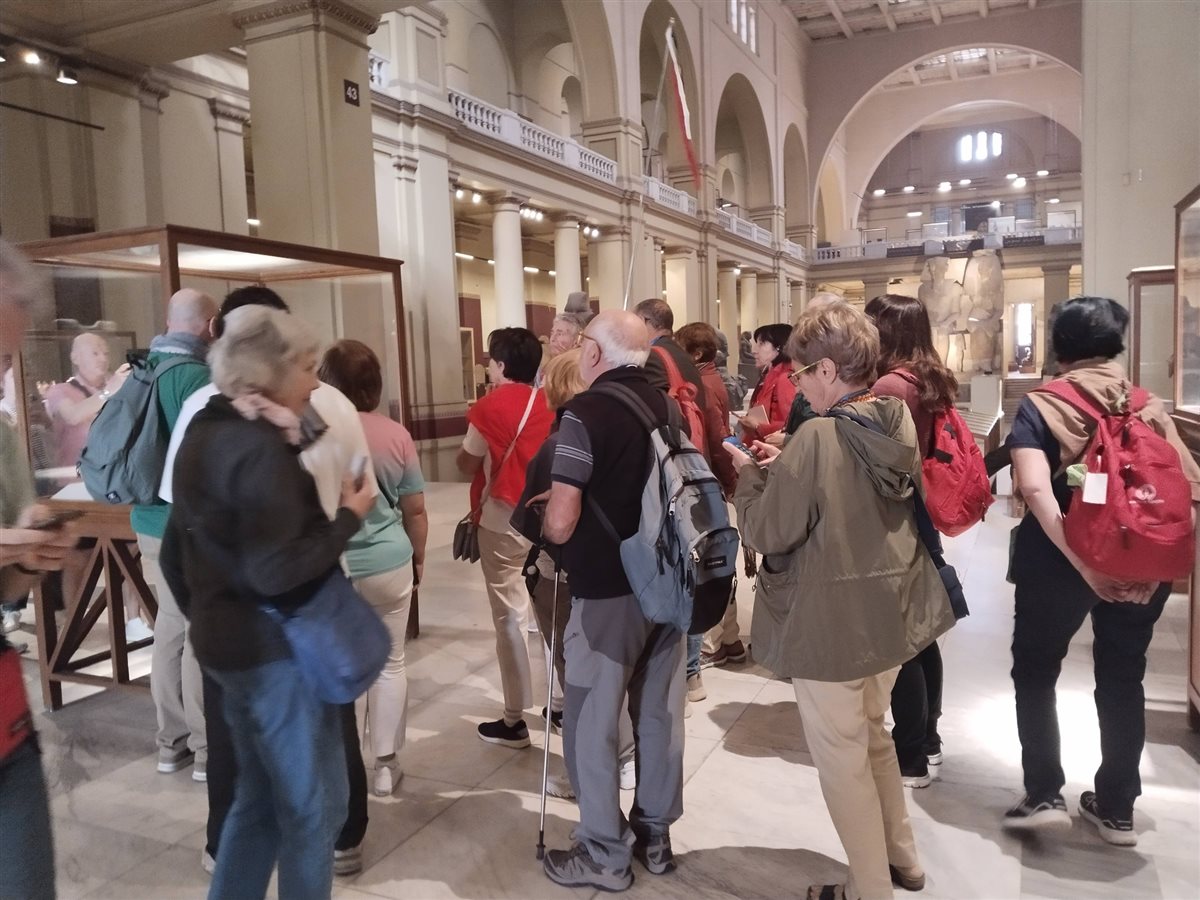 السائحين داخل المتحف المصري بالتحرير