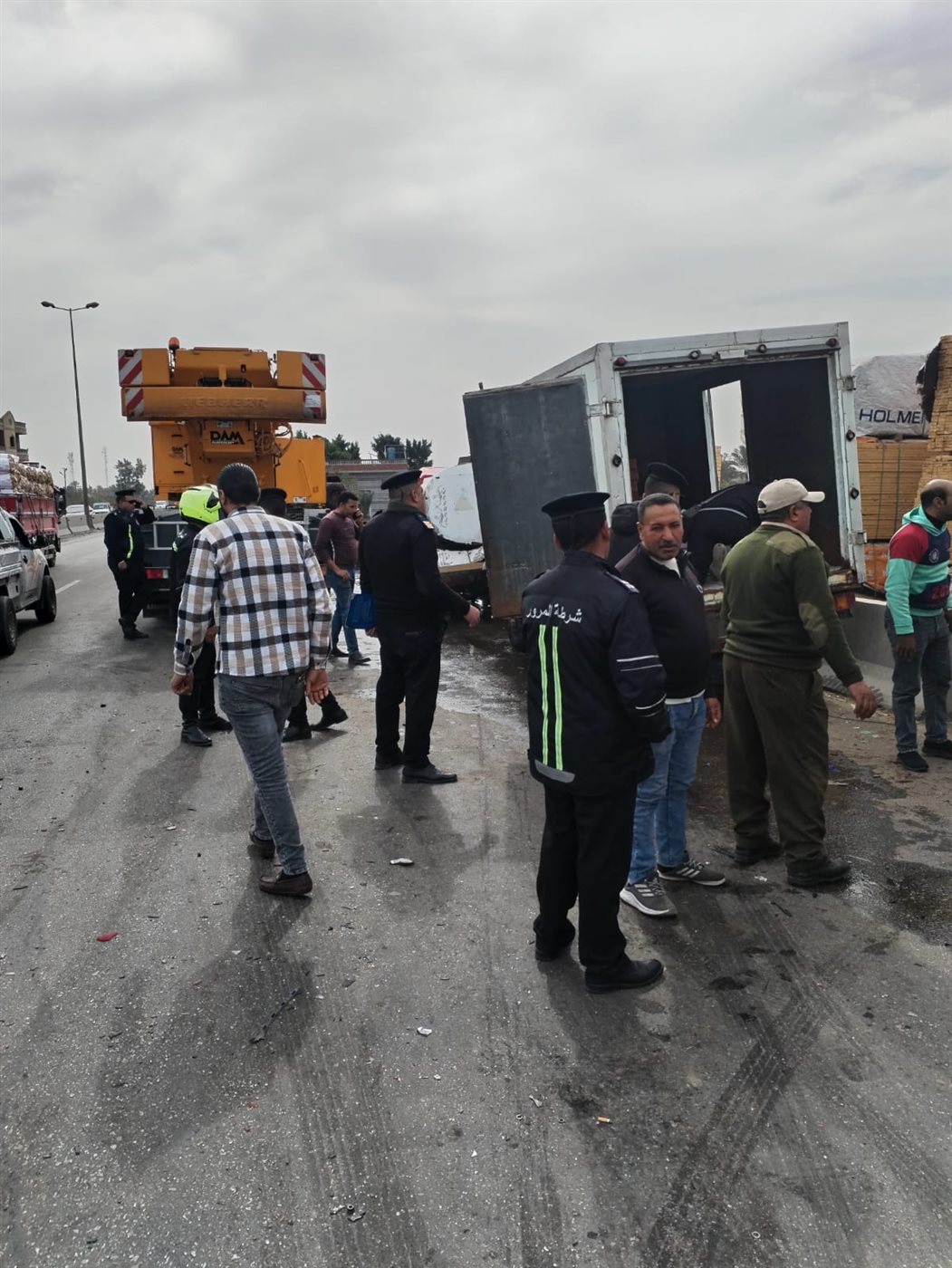 ورفع سيارتي نقل بطريق جمصة وإعادة الحركة المرورية