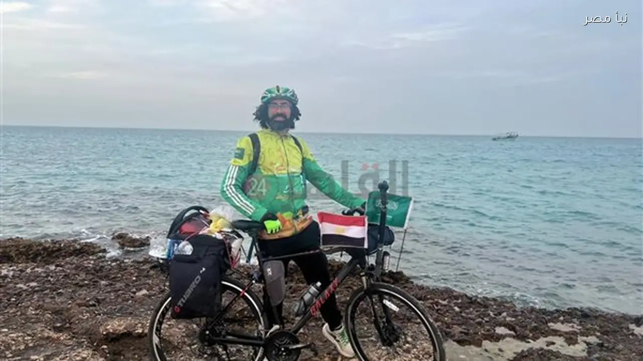 شاب مصري يروي تفاصيل رحلته بالدراجة من بسيون إلى مكة لأداء عمرة رمضان رغم صعوبة الرياح